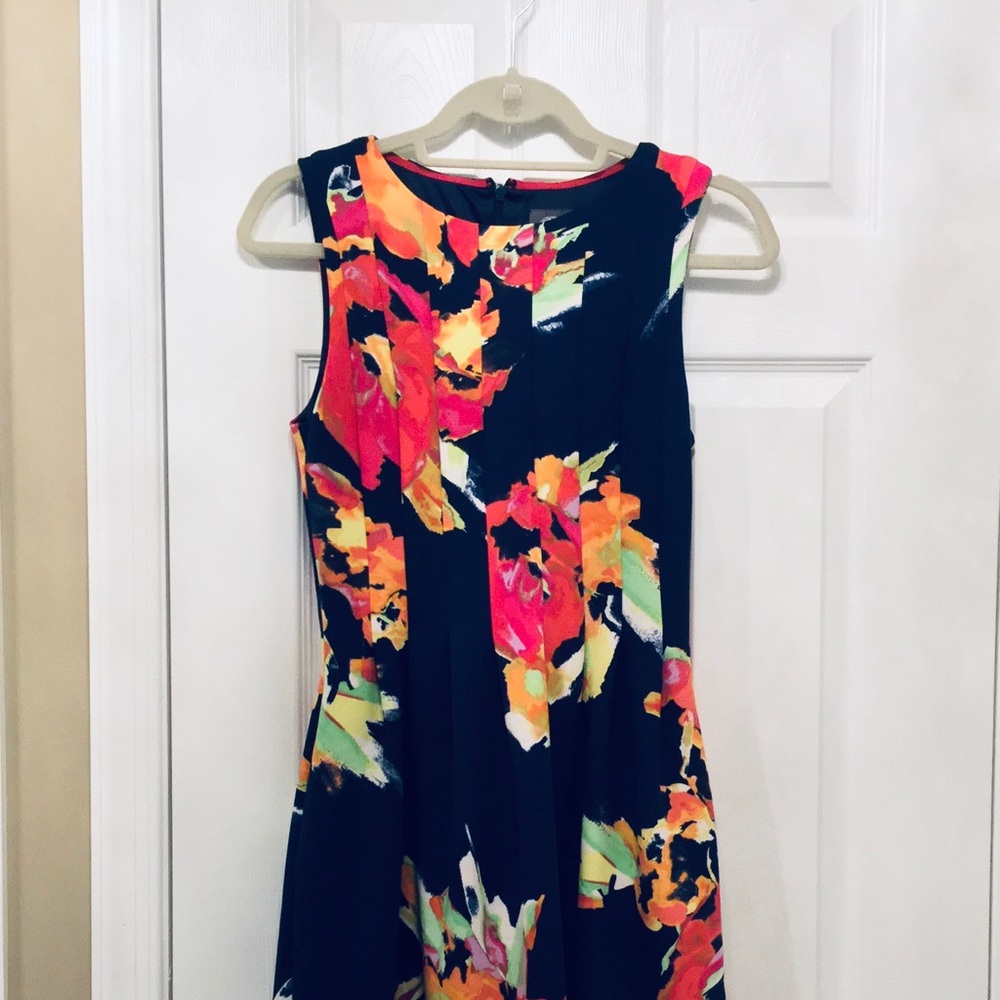 Vince Camuto sleeveless floral dress. Size 4
